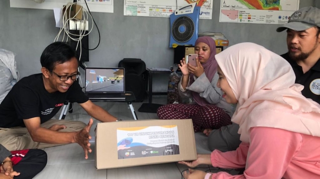 penyerahan VR headset 1000VR untuk pendidikan